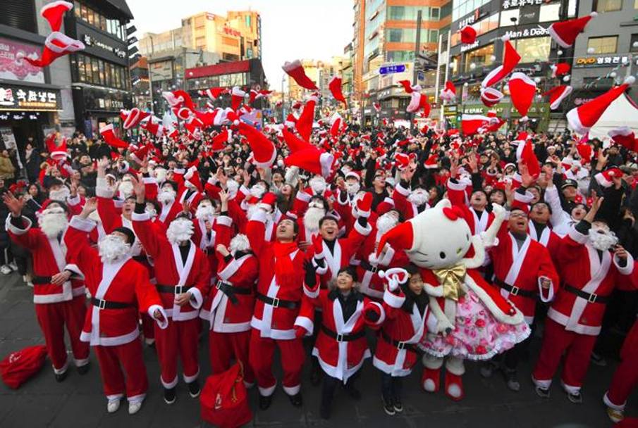 Corea del Sud, il lancio dei cappelli prima di scambiarsi i doni di Natale, AFP